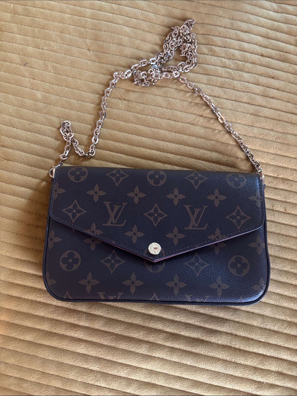 Iconic styled envelope clutch crossbody